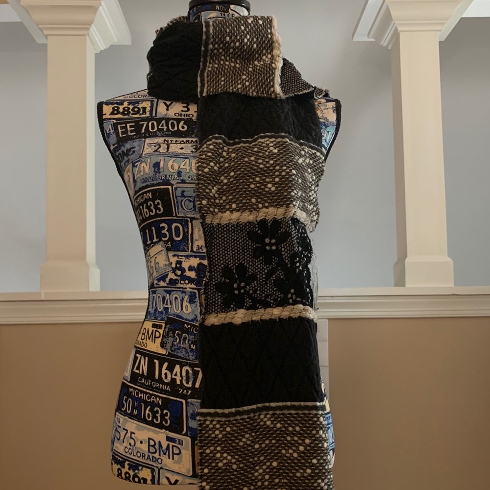 Guillaume de Mona Scarf